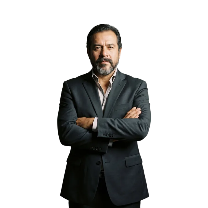 Lic. Fernando Echeverría de pie con los brazos cruzados